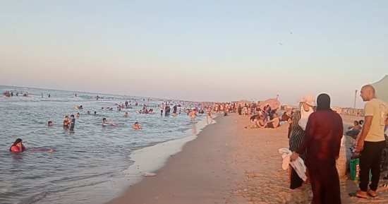 زحام وإقبال على مصيف بلطيم.. شوف أجواء الصيف والمياه الصافية «فيديو»