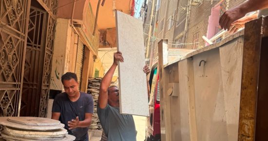 استجابة لشكوى الأهالى.. حى المنيرة الغربية يصادر معدات ورشة رخام مسببة للإزعاج والتلوث
