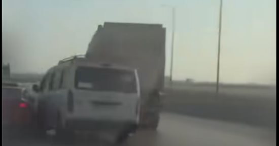 القبض على سائق النقل المتهم بتعريض المارة للخطر على طريق الإسكندرية الصحراوي