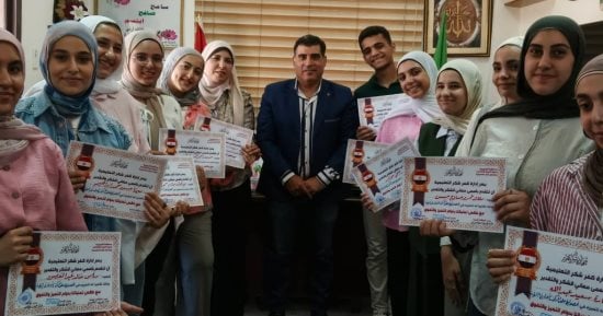 مدير الإدارة التعليمية بكفر شكر يكرم أوائل الشهادة الإعدادية
