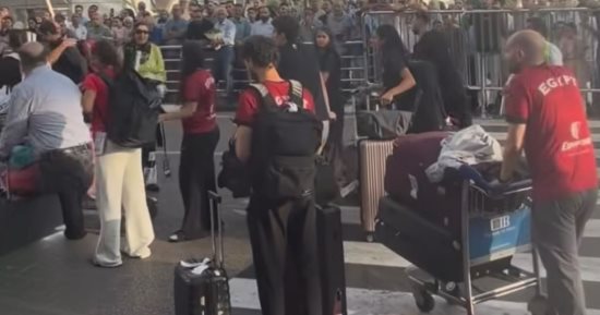 بعثة الاسكواش تصل القاهرة بعد حصد 9 ميداليات ببطولة العالم.. فيديو