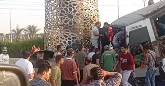 صور حادث اصطدام أتوبيس بلوحة إعلانات بطريق الواحات