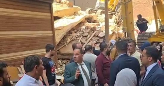 النيابة الإدارية تحقق في انهيار عقار زفتى بعد مصرع 4 أشخاص.. انتقال فريق من أعضائها لموقع الحادث.. وفحص مستندات العقار والاستماع إلى الشهود لكشف ملابسات الواقعة