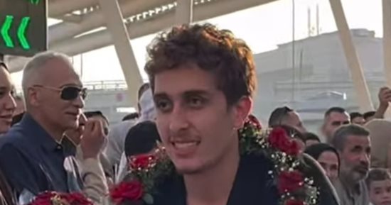 رئيس اتحاد الاسكواش تستقبل بعثة الناشئين بالمزمار والورود بعد إنجاز بطولة العالم