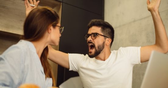 كيف تكتشفين السلوك العدواني لدى زوجك؟.. 5 تصرفات تهدد استقرار العلاقة 