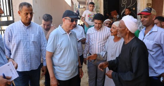 محافظ المنيا يرافق مسنا لمنزله بقرية تانوف ويوجه بدعم أسرته وتوفير فرصة عمل لأحد أبنائه