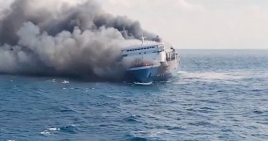 حريق مروع فى إندونيسيا.. 5 قتلى و28 مفقودا إثر اشتعال عبارة تقل 271 شخصا