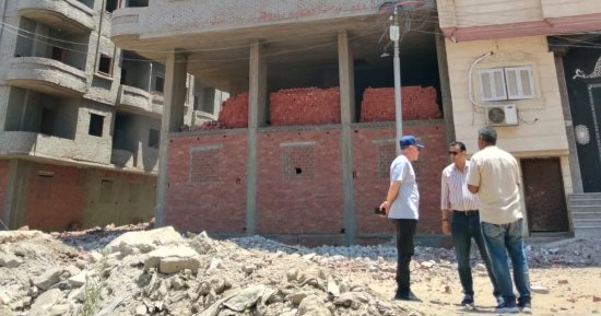 السكرتير العام المساعد بالدقهلية يفحص حالات البناء وإزالة المخالفات في طلخا