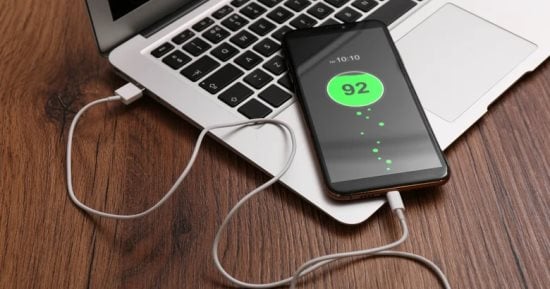 هل استخدام الهاتف أثناء الشحن يضر البطارية؟.. الحقيقة وراء واحدة من أشهر الخرافات