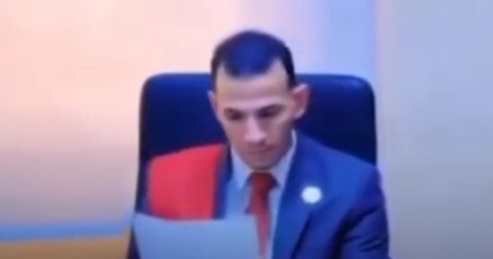 الأمن يطفئ "أنوار النفوذ" المزيفة.. الداخلية تلاحق منتحلي الصفة.. رحلة التزييف من الكاميرا إلى الزنزانة.. شخص ينتحل صفة قاضي وفتاة تتقمص شخصية صحفية ومواطن يمارس دور ضابط