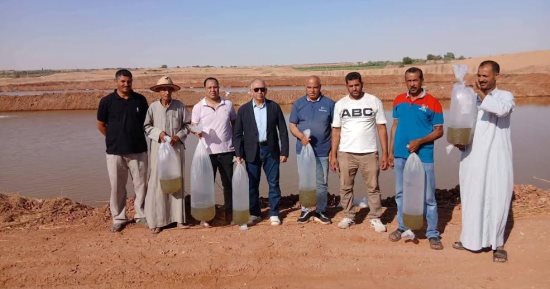 رئيس مركز الداخلة يشهد إنزال الدفعة الأولى من زريعة الأسماك بمزرعة القلمون