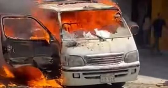 اشتعال حريق بسيارة ميكروباص بأحد شوارع الوراق.. صور