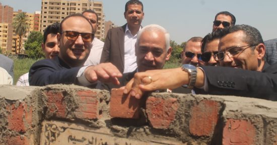 نقيب الصحفيين يضع حجر الأساس للنادى النهرى بأسيوط بحضور نائب المحافظ