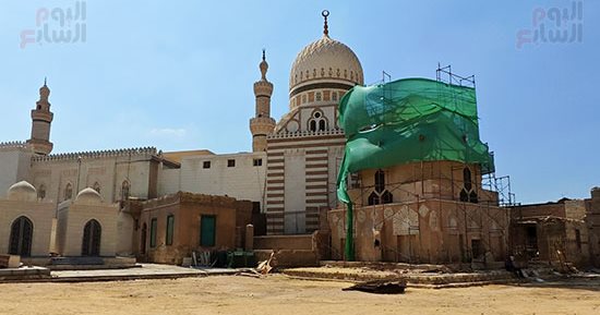 إعادة التاريخ للحاضر بالسيدة نفيسة.. ترميم قبة الخلفاء العباسيين ورفع 3 أمتار ردم غطت على مدخل ضريح السيدة نفيسة القديم.. محافظ القاهرة: التطوير الشامل يربط المزارات التاريخية ويحولها لأفضل الوجهات السياحية