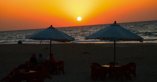العريش أيقونة الجمال.. شواطئ البحر المتوسط ترسم لوحات ساحرة وقت الغروب