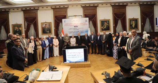 محافظ القاهرة يكرم 17 من أوائل الثانوية العامة والدبلومات بشهادات تقدير ومكافآت
