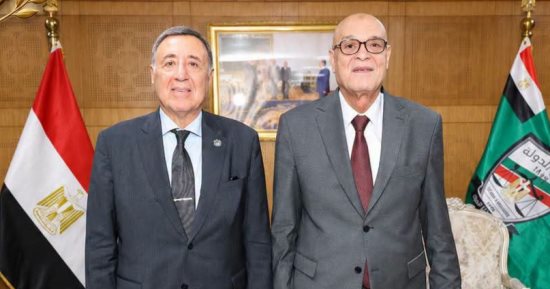 رئيس"الدستورية العليا" وكامل تشكيل المحكمة يهنئون رئيس بهيئة قضايا الدولة
