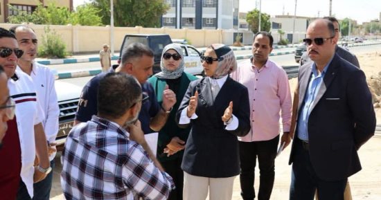 محافظ الوادي الجديد تتابع مشروع إنشاء موقف سيارات الأقاليم بالخارجة