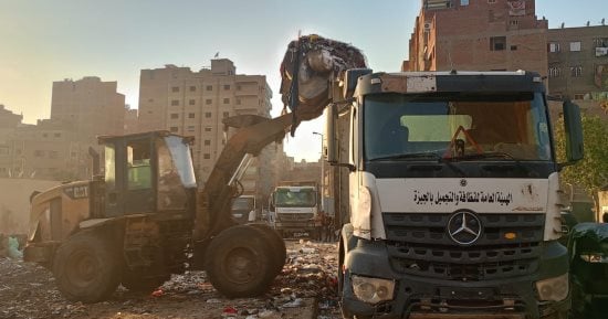 بعد شكاوى المواطنين.. حملة لرفع تجمعات القمامة بشارع المصرف فى بولاق الدكرور