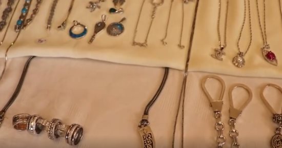 قصة سيدة من مطوبس تهوى النوادر من الفضيات حولت هوايتها لمشروع.. صور