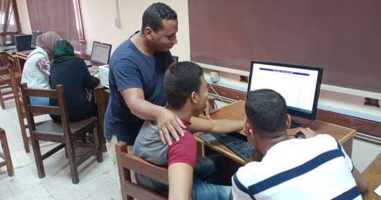 طلاب الأقصر يبدأون تسجيل رغبات المرحلة الأولى للتنسيق الإلكترونى.. صور