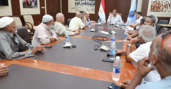 محافظ البحر الأحمر يستعرض آليات انضمام الصيادين لمنظومة العمالة غير المنتظمة