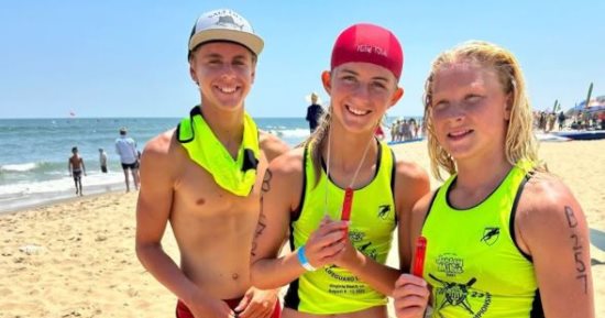منقذ سباحة عمره 16 عاما ينقذ طفلا من أمواج المحيط في كاليفورنيا