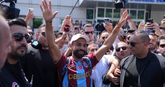 توافد جماهير طرابزون على ملعب بابارا بارك قبل حفل تقديم محمد صلاح.. فيديو