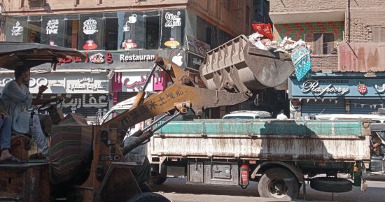 رفع تجمعات القمامة من 4 مواقع بالجيزة بعد رصد شكاوى المواطنين.. صور