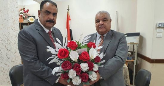 وكيل تعليم الأقصر الجديد يتسلم راية بدء العمل من الوكيل السابق.. صور