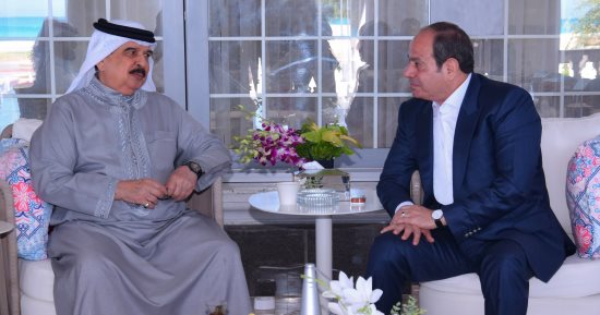 ملك البحرين يؤكد تضامن بلاده مع مصر فى كل ما تتخذه من إجراءات لصون أمنها