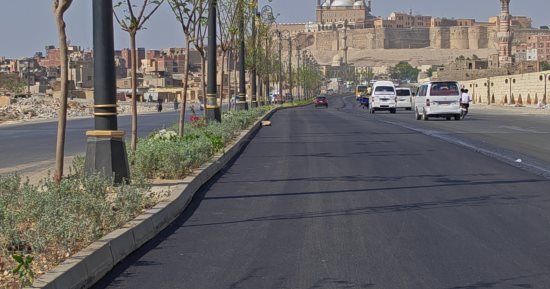 تحول حضارى وتاريخى فى منطقة السيدة عائشة.. مساحات خضراء وأعمدة إنارة تراثية تعيد الرونق للقاهرة التاريخية.. رفع مخلفات استمرت سنوات بمحيط سور مجرى العيون.. وتشجير الشوارع وزراعة نباتات الزينة يزدها جمالا.. صور