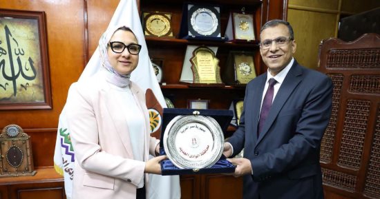 محافظ الوادي الجديد تكرّم مدير مديرية التربية والتعليم السابق تقديرًا لجهوده بالمحافظة