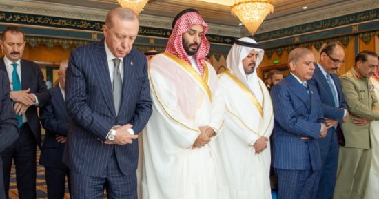 ولى عهد السعودية وأردوغان وشهباز شريف يؤدون صلاة الجمعة بالحرم المكى.. صور