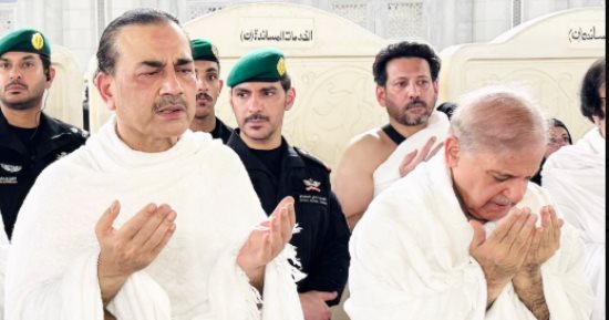 رئيس وزراء باكستان وقائد الجيش يؤديان الصلاة داخل الكعبة المشرفة.. فيديو