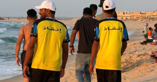 انتشار مكثف لفرق إنقاذ الشباب والرياضة على شاطئ العريش والشيخ زويد