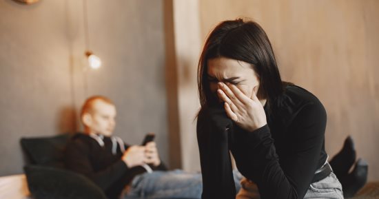 هل يواجهك أم يراقبك؟ اعرف طريقة كل برج في التعبير عن غيرته 