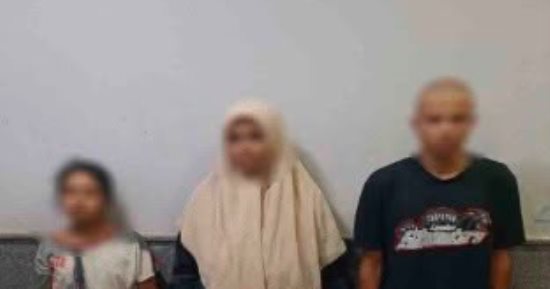 طفلة تستقطب زميلتها بمساعدة والدتها للتعدي عليها انتقاما من قريبها