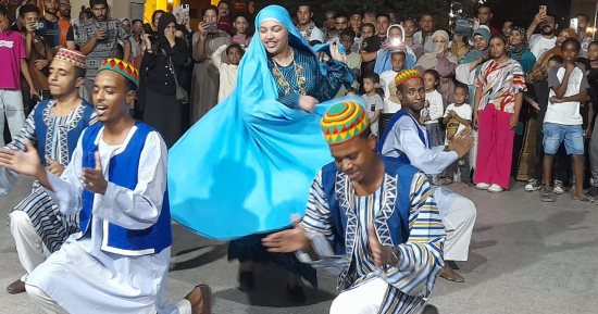 "الكف والنجرشاد" تضئ "شارع الفن" فى أسوان.. صور