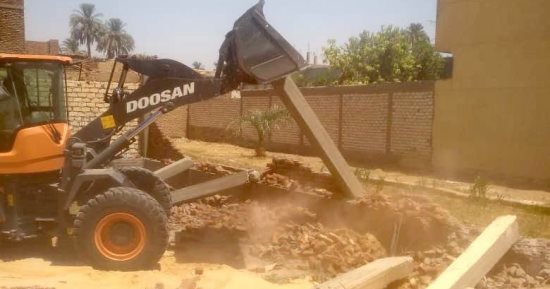 مدينة الأقصر تغلق معبرين غير شرعيين وتزيل 3 حالات تعدٍ بالمهد ورفع 60 طن قمامة