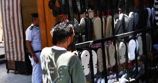 حملة مكبرة لرفع الإشغالات بالسوق السياحى القديم بأسوان