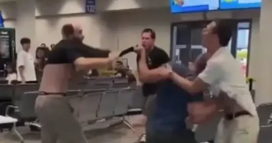 خناقة بين أمريكي وإسرائيلي في الفلبين.. والأول: يا ليت هتلر أكمل المهمة.. فيديو
