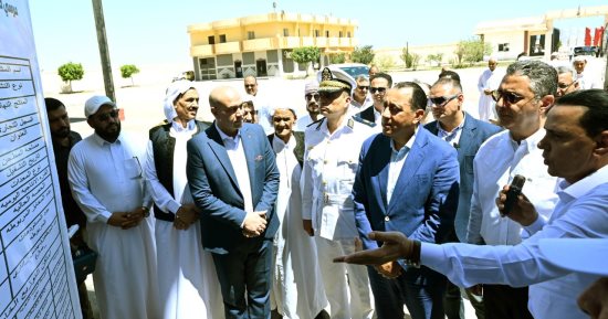لمتابعة تطبيق الخصم المباشر.. مدبولى يتفقد سير العمل بمطحن دقيق فى مطروح