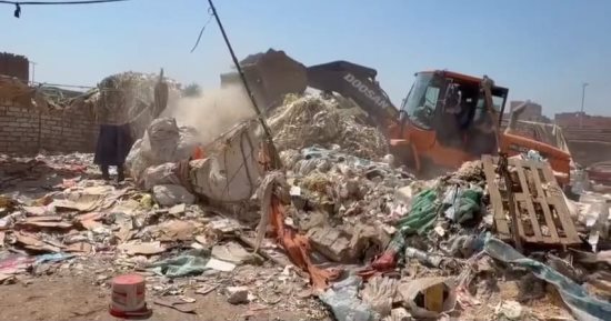 غلق وإزالة مخازن الفرز والخردة بشارعى الإخلاص وعادل إمام بالطالبية.. صور