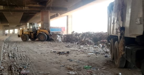 رفع مخلفات الرتش أسفل دائرى غطاطى ونفق التربيع بحى الهرم.. صور
