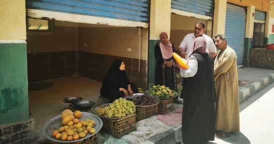 بدء العمل فى السوق الحضارى الجديد بالصف بعد تسليم المحلات للباعة.. صور