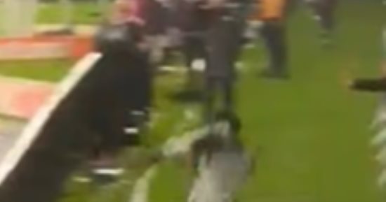 لاعب كرة قدم يسقط داخل نفق تحت الأرض أثناء احتفاله بهدف.. والمفاجأة إلغاء الهدف