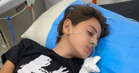 بشير محمد طفل فلسطيني يصارع الموت في غزة.. أنهكه ضمور العضلات وضعف القلب وانسداد المريء وصعوبة التنفس.. وينتظر تدخلا طبيا عاجلا خارج القطاع لإنقاذ حياته ومنحه فرصة لاستعادة أنفاسه والعودة إلى طفولته