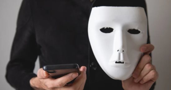 بكل جرأة.. لص يسرق هاتف آيفون ويراسل مالكه لطلب كلمة المرور فى الهند