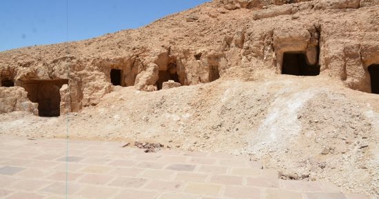 هنا تاريخ آلاف السنين.. الحواويش بها 800 مقبرة تحفظ أسرار أخميم القديمة على جدران الجبل.. مقابر منحوتة في الصخور تحكي عن الحكام والحياة اليومية والطقوس والصيد والزراعة.. ونقوش ملونة قاومت الزمن.. صور